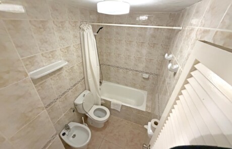 APRYPRTX 21 Bathroom Beige Tub - LeibTour: TOP aparthotels in Ibiza