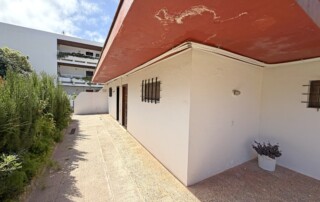 APRYPRTX 64 Building Side Entrance - LeibTour: TOP aparthotels in Ibiza