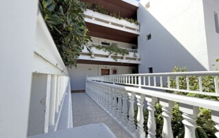 APRYPRTX 65 Building White Walkway - LeibTour: TOP aparthotels in Ibiza