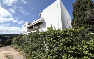 APRYPRTX 71 Building Exterior Hedge - LeibTour: TOP aparthotels in Ibiza