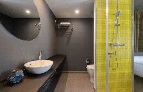 Amazing Cheap Apartment Pool Playa den Bossa PlayaJad16 Bathroom - LeibTour: TOP aparthotels in Ibiza