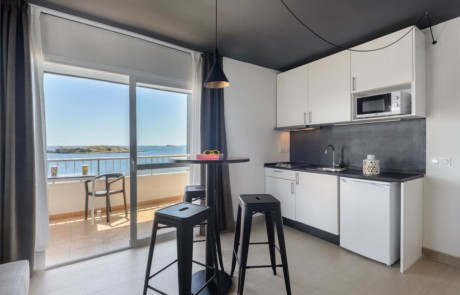 Amazing Cheap Apartment Pool Playa den Bossa PlayaJad16 kitchen - LeibTour: TOP aparthotels in Ibiza