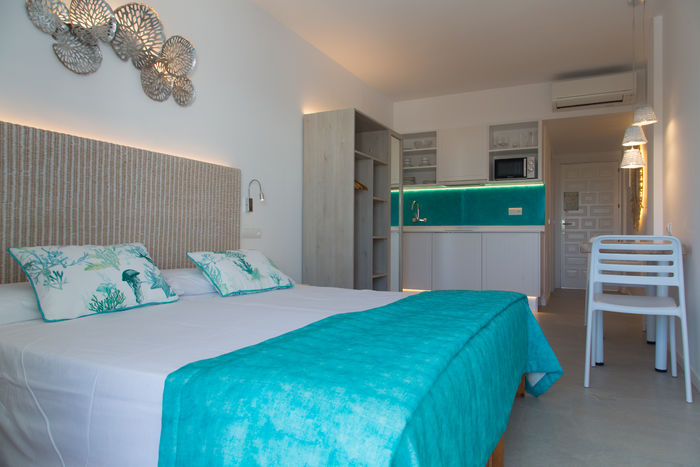 CSTFOR 11 - LeibTour: TOP aparthotels in Ibiza