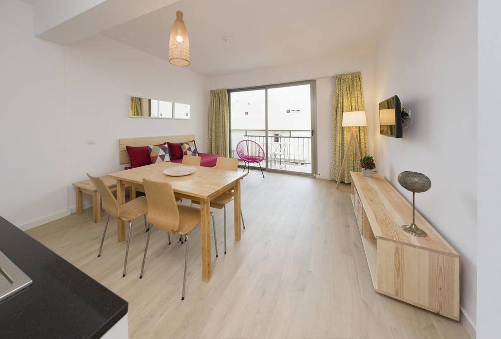 Surf and book in few minutes: Central bright apartments in center of San Antoni. Top rated area. Renovated, large and spacious accommodation for 3 guests with air-conditioning and free "fast" WiFi