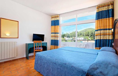 Central cheap Hotel with terrace SANTA EULALIA htl seazme Room7 - LeibTour: TOP aparthotels in Ibiza