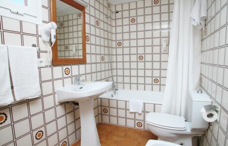 Compact homely apartments and studios EBAPPSE Bathroom 1 - LeibTour: TOP aparthotels in Ibiza