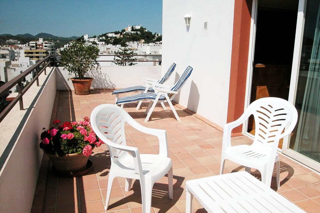Surf and book in few minutes: Homely apartments and studios, in the city centre, close to the beach