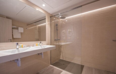 Copia di Central bright and lovely apartment up to 3 guests LSANAPSA bathroom2 - LeibTour: TOP aparthotels in Ibiza