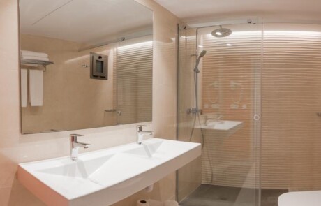 Copia di Central bright and lovely apartment up to 3 guests LSANAPSA bathroom4 - LeibTour: TOP aparthotels in Ibiza