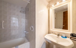 Cozy Apartment with Pool on the beach S.ta Eulalia Bathroom 1 - LeibTour: TOP aparthotels in Ibiza