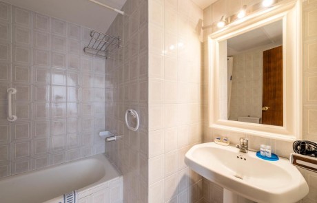 Cozy Apartment with Pool on the beach S.ta Eulalia Bathroom 1 - LeibTour: TOP aparthotels in Ibiza