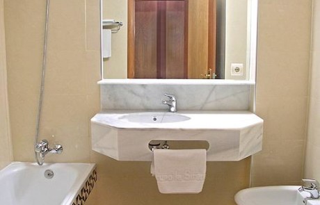 Cozy Nice Apartment with Pool SAN ANTONIO LAKAPT Bathroom - LeibTour: TOP aparthotels in Ibiza