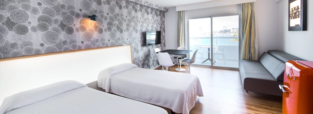 Surf and book in few minutes: Cozy Nice Apartments with Pool, recently renovated. Beautiful sea views