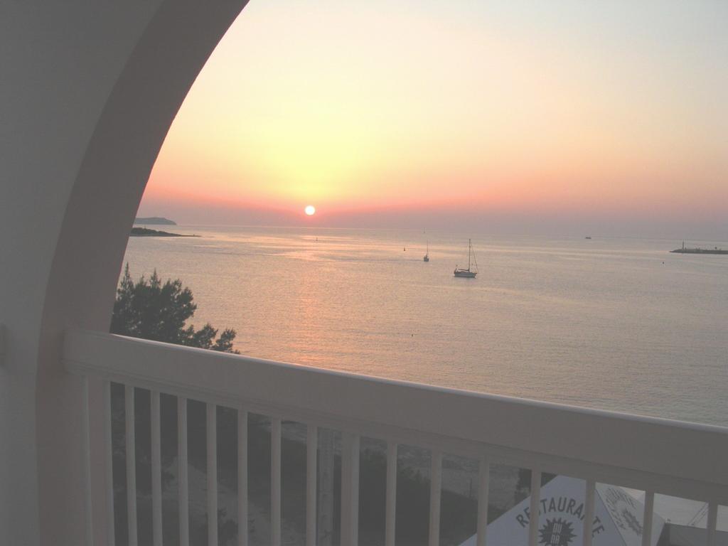 MID SEASON EXCLUSIVE OFFER PROMOTION FOR IBIZA - Leibtour Portfolio: ★Modern Studio with Pool ⛱Beachfront/ Wi-fi & A/C - Property Code: LAKAPT