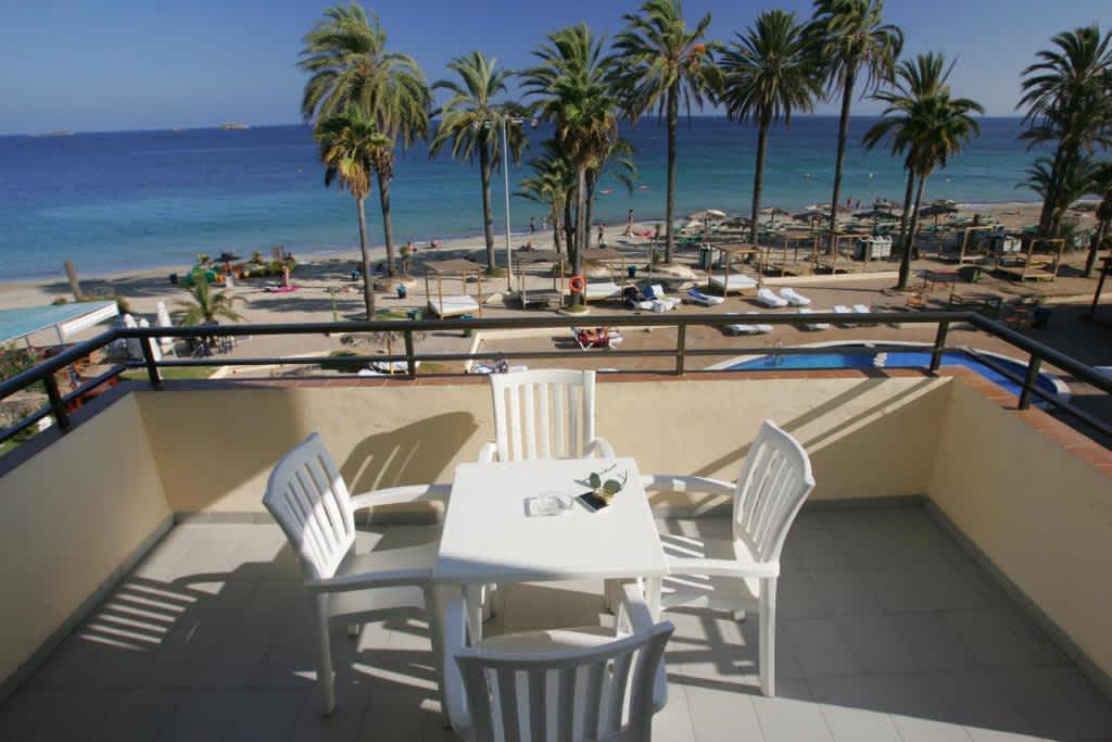 Surf and book in few minutes: Crazy party studio apartments ideal for large groups in Playa den Bossa, Ibiza. Perfect for clubbers, just 5 minutes from Ushuaia and Hi clubs.