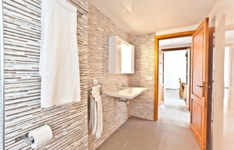 Elegant large and bright Apartment by the sea APBAHSE Bathroom1 - LeibTour: TOP aparthotels in Ibiza