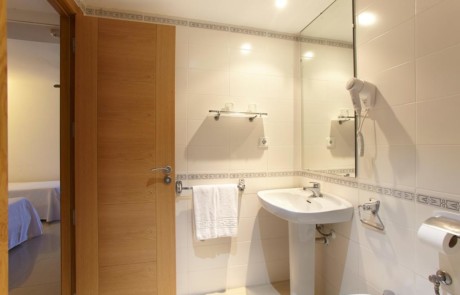 Elegant large apartment with pool NERAPSA Bathroom3 - LeibTour: TOP aparthotels in Ibiza