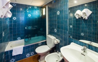 Group accommodation large holiday apartment. PLAYA D EN BOSSA Bossarlz Bathroom - LeibTour: TOP aparthotels in Ibiza