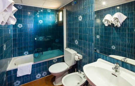 Group accommodation large holiday apartment. PLAYA D EN BOSSA Bossarlz Bathroom - LeibTour: TOP aparthotels in Ibiza