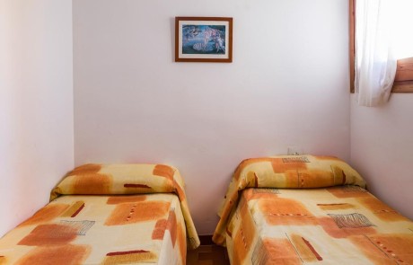 Group accommodation large holiday apartment. PLAYA D EN BOSSA Bossarlz Bedroom 2 - LeibTour: TOP aparthotels in Ibiza