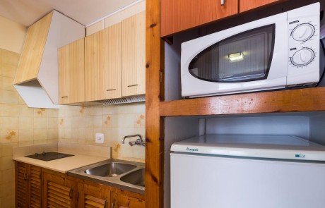 Group accommodation large holiday apartment. PLAYA D EN BOSSA Bossarlz Kitchen - LeibTour: TOP aparthotels in Ibiza