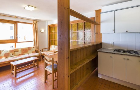 Group accommodation large holiday apartment. PLAYA D EN BOSSA Bossarlz Living room2 - LeibTour: TOP aparthotels in Ibiza