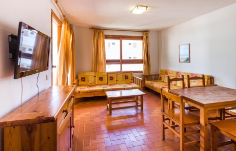 Group accommodation large holiday apartment. PLAYA D EN BOSSA Bossarlz Living room3 - LeibTour: TOP aparthotels in Ibiza