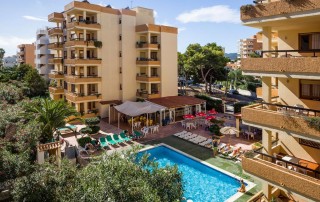 Group accommodation large holiday apartment. PLAYA D EN BOSSA Bossarlz Swimming pool - LeibTour: TOP aparthotels in Ibiza