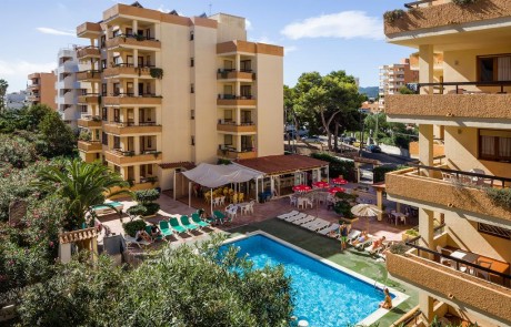 Group accommodation large holiday apartment. PLAYA D EN BOSSA Bossarlz Swimming pool - LeibTour: TOP aparthotels in Ibiza