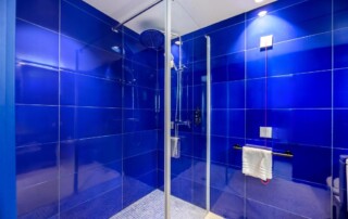 JBQBLUE accessible shower - LeibTour: TOP aparthotels in Ibiza