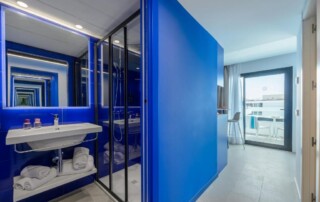 JBQBLUE bathroom balcony - LeibTour: TOP aparthotels in Ibiza