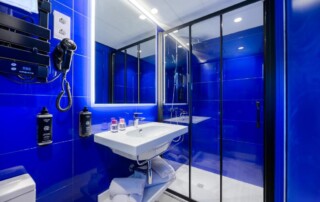 JBQBLUE blue bathroom - LeibTour: TOP aparthotels in Ibiza