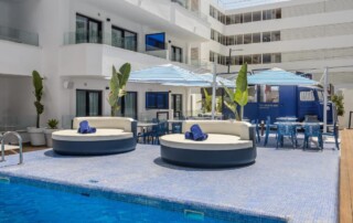 JBQBLUE pool daybeds - LeibTour: TOP aparthotels in Ibiza