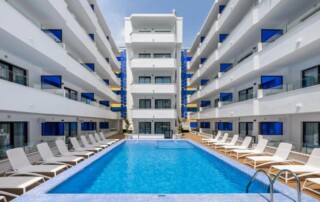 JBQBLUE pool sunbeds - LeibTour: TOP aparthotels in Ibiza