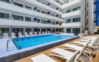 JBQBLUE pool sunbeds side - LeibTour: TOP aparthotels in Ibiza
