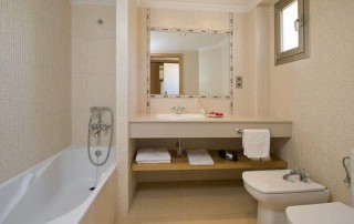 Luxury Playa den Bossa Ibiza Modern Studio Apartment IBAPPRE Bathroom - LeibTour: TOP aparthotels in Ibiza