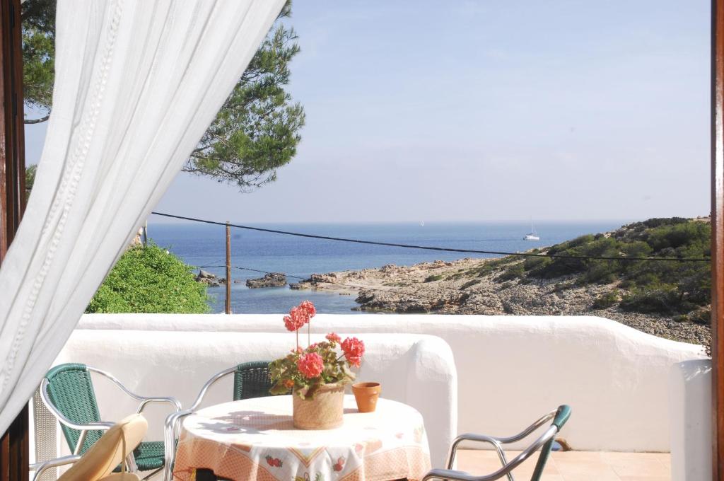 Rustic and cozy holiday apartments with stunning view terrace, 150 m to the beach, in a quiet and relaxing natural environment