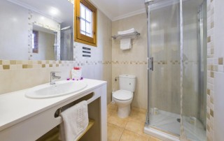 Nice Cozy Apartment with Pool PLAYA DEN BOSSA VICEGRELI Bathroom 2 1 - LeibTour: TOP aparthotels in Ibiza