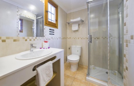 Nice Cozy Apartment with Pool PLAYA DEN BOSSA VICEGRELI Bathroom 2 1 - LeibTour: TOP aparthotels in Ibiza