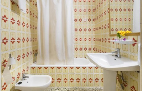 Nice Cozy Apartment with Pool PLAYA DEN BOSSA VICEGRELI Bathroom - LeibTour: TOP aparthotels in Ibiza