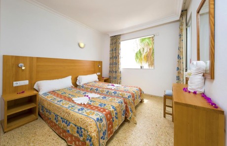 Nice Cozy Apartment with Pool PLAYA DEN BOSSA VICEGRELI Bedroom 2 - LeibTour: TOP aparthotels in Ibiza