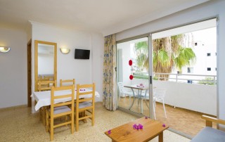 Nice Cozy Apartment with Pool PLAYA DEN BOSSA VICEGRELI Living - LeibTour: TOP aparthotels in Ibiza