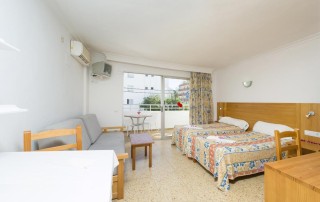 Nice Cozy Apartment with Pool PLAYA DEN BOSSA VICEGRELI Living 4 - LeibTour: TOP aparthotels in Ibiza