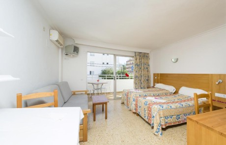 Nice Cozy Apartment with Pool PLAYA DEN BOSSA VICEGRELI Living 4 - LeibTour: TOP aparthotels in Ibiza