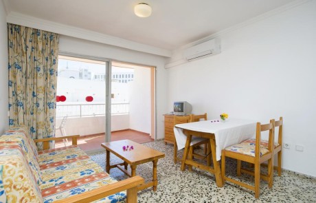 Nice Cozy Apartment with Pool PLAYA DEN BOSSA VICEGRELI Living 7 - LeibTour: TOP aparthotels in Ibiza