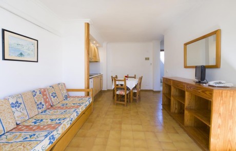 Nice Cozy Apartment with Pool PLAYA DEN BOSSA VICEGRELI Living 9 - LeibTour: TOP aparthotels in Ibiza
