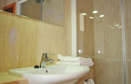 Playa den Bossa Central Apartment 6 guests AVEIBZAP Bathroom2 - LeibTour: TOP aparthotels in Ibiza