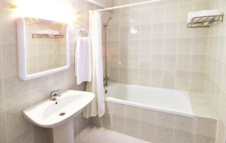 Studio apartment with pool close to the beach CECIAPSA Bathroom - LeibTour: TOP aparthotels in Ibiza