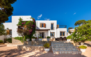 VIL CSJSA 09 Villa Facade Steps - LeibTour: TOP aparthotels in Ibiza