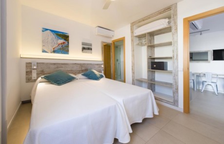 Water park pool apartment on the beach SAN ANTONIO BAY PLBESAN Bedroom - LeibTour: TOP aparthotels in Ibiza